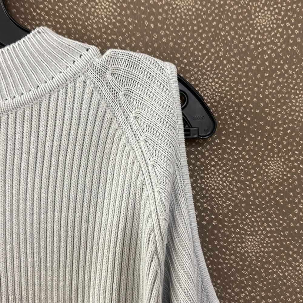 🔥🔥🔥H&M Cold Shoulder Sweater - Picture 2 of 9